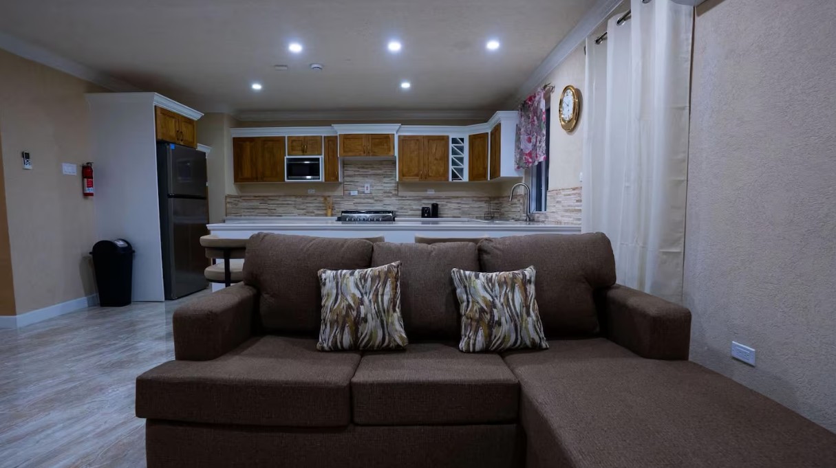 Lounge sofa facing the kitchen and breakfast bar
